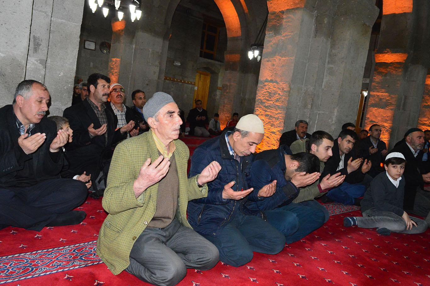 Regaib Kandili Bitlis’te ihya edildi Regaib Kandili Bitlis’te ihya edildi
